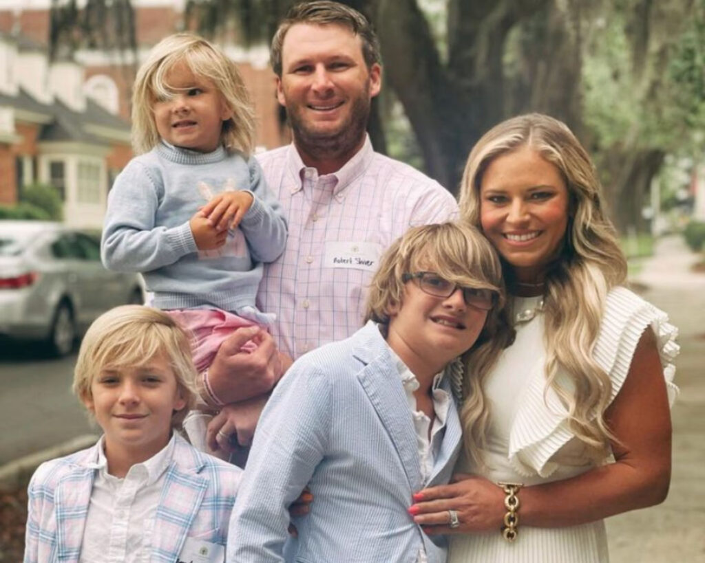 Robert Shiver poses with wife Lindsay Shiver and kids